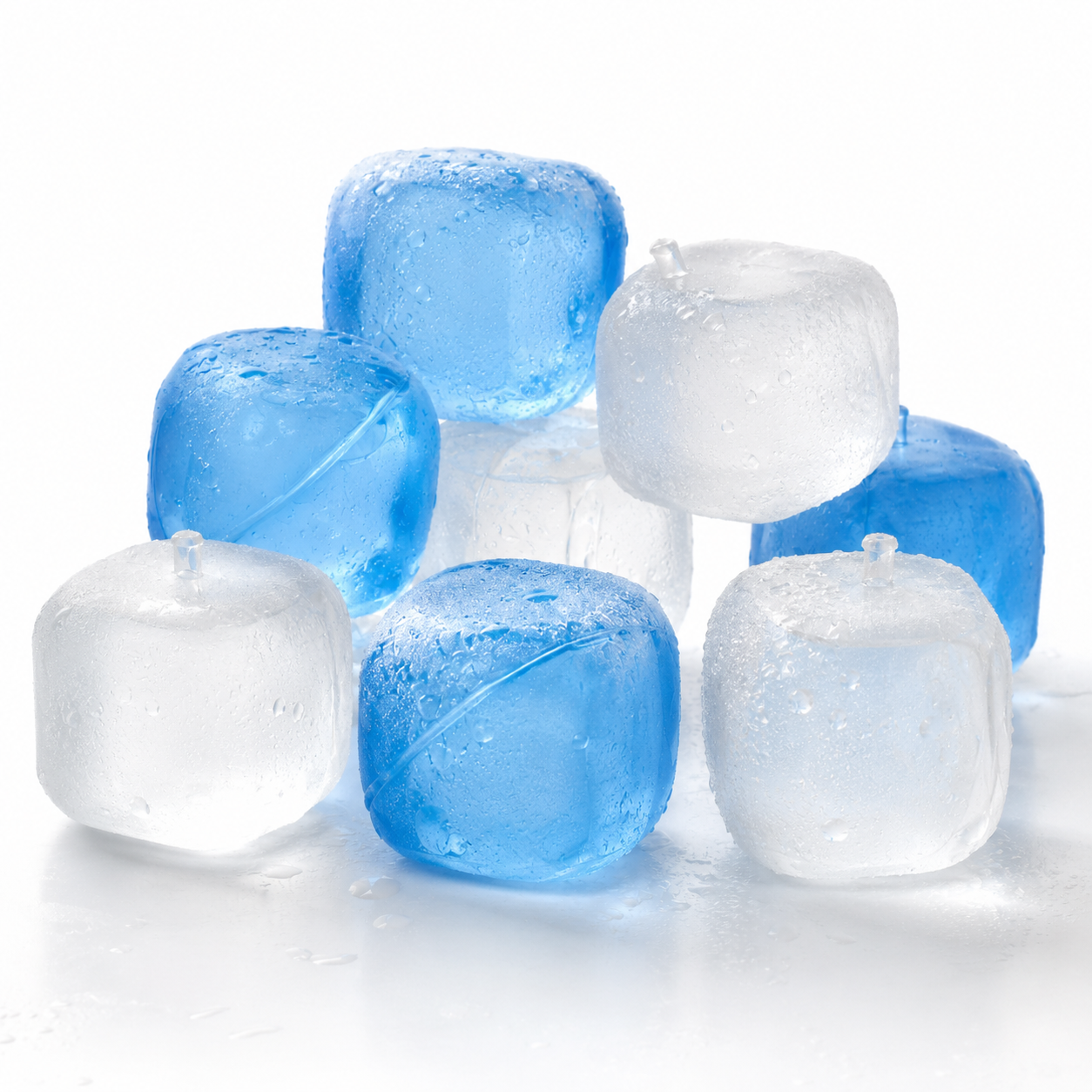 Cuburi de gheață reutilizabile Icey Cubes folosite într-o băutură rece pentru menținerea temperaturii fără a dilua conținutul
