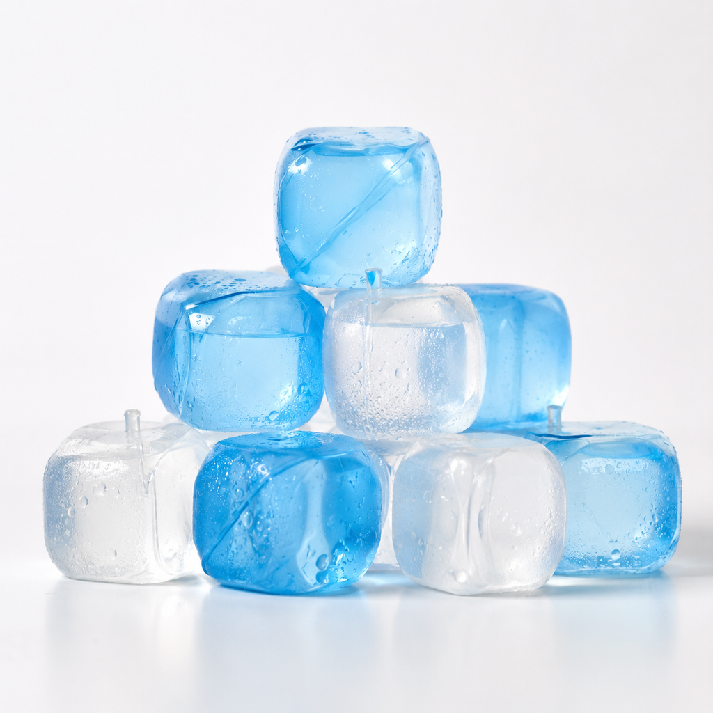 Cuburi de gheață reutilizabile Icey Cubes în nuanțe alb și albastru, prezentate pe fundal alb