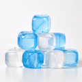 Cuburi de gheață reutilizabile Icey Cubes în nuanțe alb și albastru, prezentate pe fundal alb